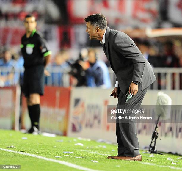 Juan Carlos Osorio, coach of Atletico Nacional shouts instructions to his players during a second leg final match between River Plate and Atletico...