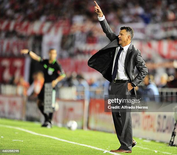 Juan Carlos Osorio, coach of Ateltico Nacional gives instructions to his players during a second leg final match between River Plate and Atletico...