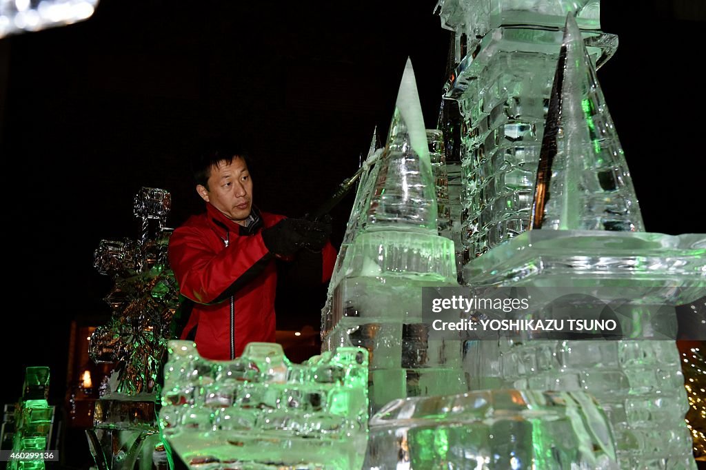 JAPAN-SWEDEN-CHRISTMAS-ICE-SCUPTURE