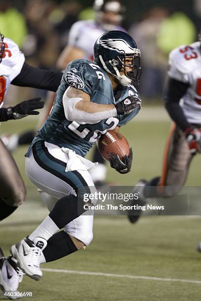 Duce Staley of the Philadelphia Eagles runs with the ball during a game against the Tampa Bay Buccaneers on January 19, 2003 at Veteran's Stadium in...