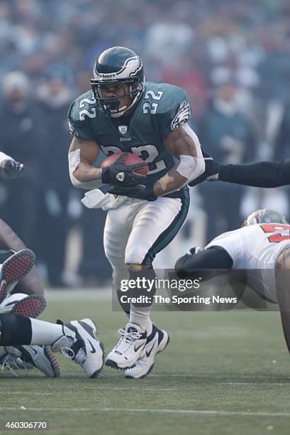 Duce Staley of the Philadelphia Eagles runs with the ball during a game against the Tampa Bay Buccaneers on January 19, 2003 at Veteran's Stadium in...