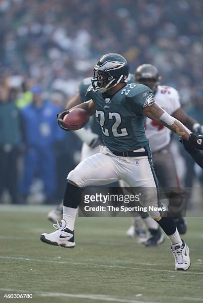 Duce Staley of the Philadelphia Eagles runs with the ball during a game against the Tampa Bay Buccaneers on January 19, 2003 at Veteran's Stadium in...