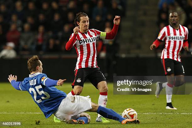 , Aleksei Kozlov of Dinamo Moscow, Andres Guardado of PSV during the UEFA Europa League group match between PSV Eindhoven and Dinamo Moscow on...