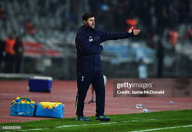 Mauricio Pochettino manager of Spurs gives instructions during the UEFA Europa League Group C match between Besiktas JK and Tottenham Hotspur FC at...