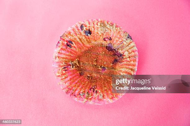 blueberry muffin wrapper - forma de queque imagens e fotografias de stock