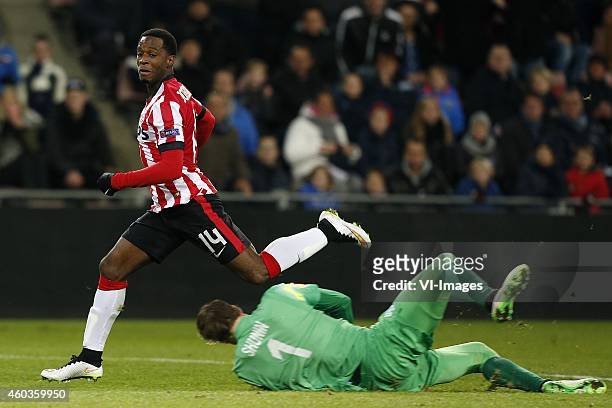 , Florian Jozefzoon of PSV, Goalkeeper Anton Shunin of Dinamo Moscow during the UEFA Europa League group match between PSV Eindhoven and Dinamo...