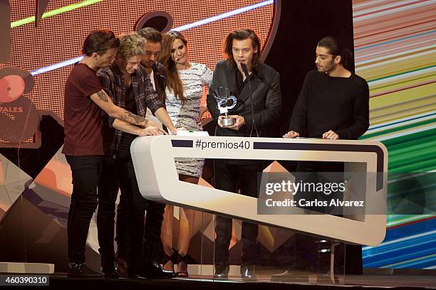 Louis Tomlinson, Niall Horan, Liam Payne, Harry Styles and Zayn Malik of One Direction receive an 40 Pricipales Award during the "40 Principales"...