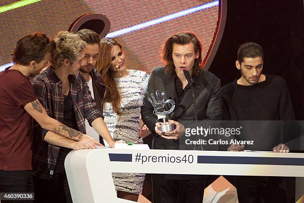 Louis Tomlinson, Niall Horan, Liam Payne, Harry Styles and Zayn Malik of One Direction receive an 40 Pricipales Award during the "40 Principales"...