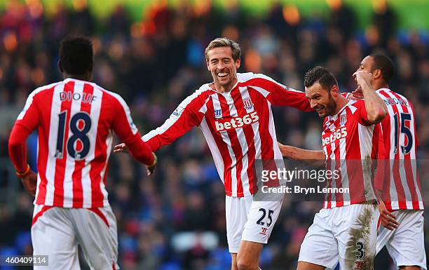 Peter Crouch of Stoke City celebrates with team mates Steven N'Zonzi , Erik Pieters and Mame Biram Diouf as he scores their first goal during the...