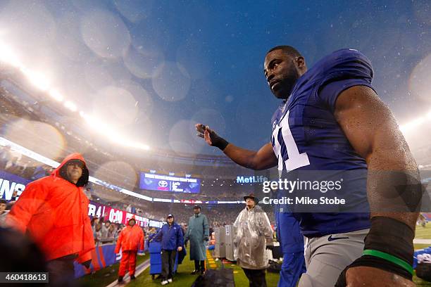 Justin Tuck of the New York Giants waves to the crowd after defeating the Washington Redskins at MetLife Stadium on December 29, 2013 in East...