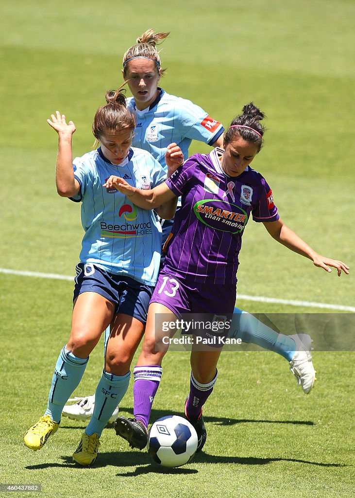 Elisa Rouse Perth Servet Uzunlar of Sydney and Elisa D'Ovidio of the Glory contest for ...