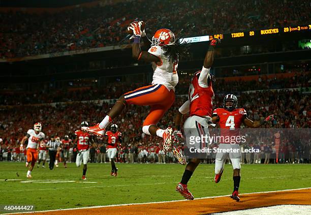 Sammy Watkins of the Clemson Tigers catches a touchdown in the third quarter against Doran Grant of the Ohio State Buckeyes during the Discover...