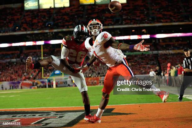 Martavis Bryant of the Clemson Tigers catches a touchdown in the third quarter against Armani Reeves of the Ohio State Buckeyes during the Discover...