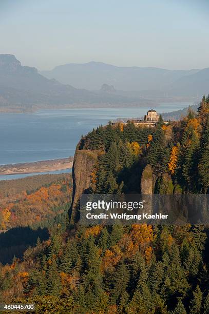 View of the Columbia River gorge with the Vista House in the fall from the Women's Forum State Park near Portland in Oregon, USA.