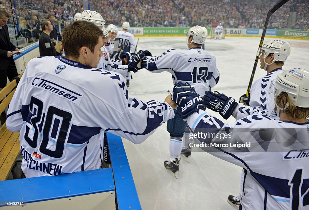 Eisbaeren Berlin v Hamburg Freezers - DEL