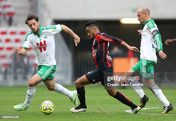 Jordan Amavi of Nice in action between Paul Baysse and Renaud Cohade of Saint-Etienne during the French Ligue 1 match between OGC Nice and AS...