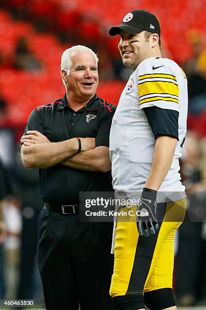Head coach Mike Smith of the Atlanta Falcons talks to Ben Roethlisberger of the Pittsburgh Steelers on the field prior ot the game at the Georgia...
