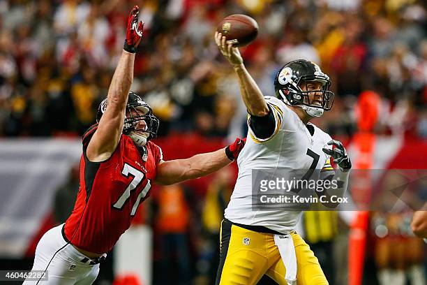 Ben Roethlisberger of the Pittsburgh Steelers is pressured by Kroy Biermann of the Atlanta Falcons in the first half at the Georgia Dome on December...