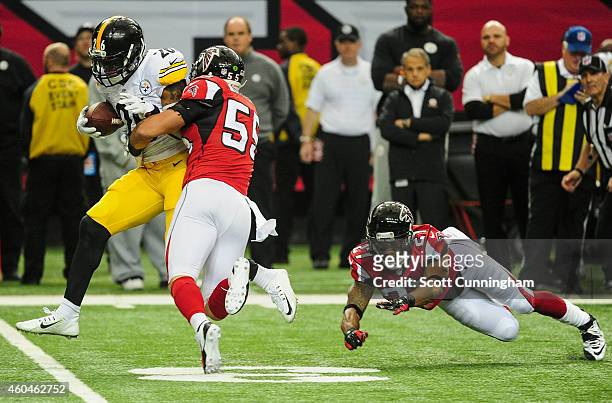 Le'Veon Bell of the Pittsburgh Steelers rushes against Robert McClain and Paul Worrilow of the Atlanta Falcons in the first half at the Georgia Dome...