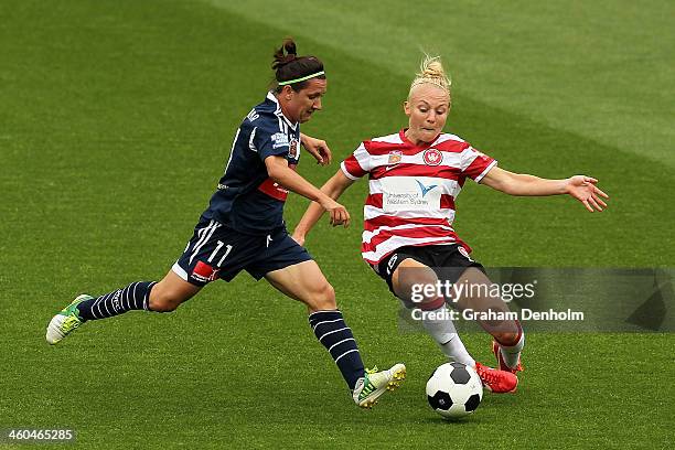 Teigen Allen of the Wanderers and Lisa De Vanna of the Victory compete for the ball during the round seven W-League match between the Melbourne...