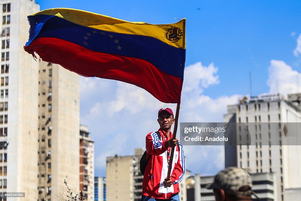 Venezuelans commemorate the 15th anniversary of the Constitution