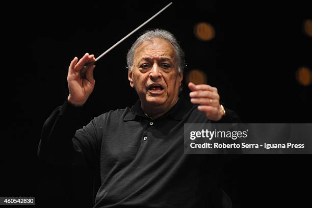 Indian conductor Zubin Mehta conducts the Orchestra del Maggio Musicale Fiorentino for Bologna Festival at PalaDozza on December 11, 2014 in Bologna,...