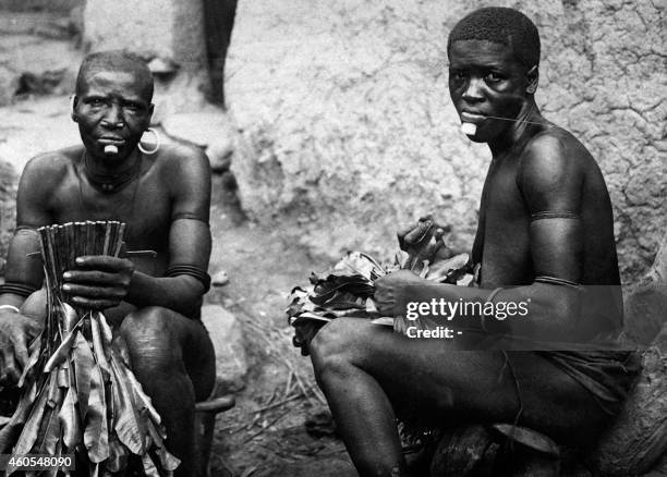 Photo non datée de femmes appartenant à la tribu Bobo fabriquant des pagnes de feuilles, en Afrique occidentale française . L'Afrique occidentale...