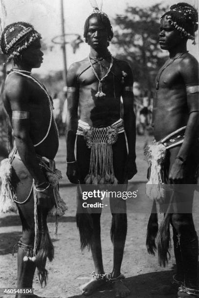 Photo non datée de danseurs appartenant à la tribu Bobo, en Afrique occidentale française . L'Afrique occidentale française était une fédération...