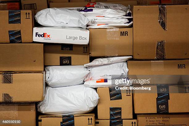 Fedex Container Packages 79 Lax Fedex Stock Photos, High-Res Pictures, and Images - Getty Images