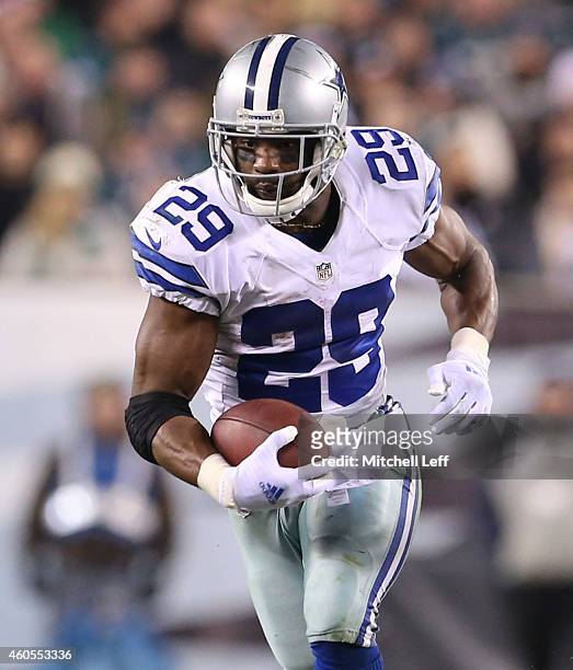 DeMarco Murray of the Dallas Cowboys runs the ball against the Philadelphia Eagles at Lincoln Financial Field on December 14, 2014 in Philadelphia,...