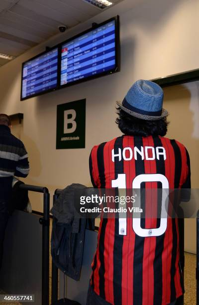 Fan awaits the arrival of AC Milan's new signing Keisuke Honda is seen upon arrival at Milano Malpensa Airport on January 4, 2014 in Milan, Italy.