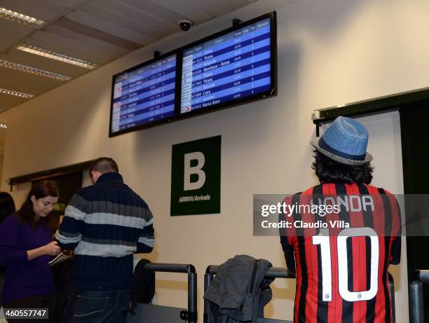 Fan awaits the arrival of AC Milan's new signing Keisuke Honda is seen upon arrival at Milano Malpensa Airport on January 4, 2014 in Milan, Italy.