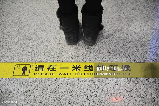 Please Wait In Line Sign 150 Please Wait Here Sign Stock Photos, High-Res Pictures, and Images ...