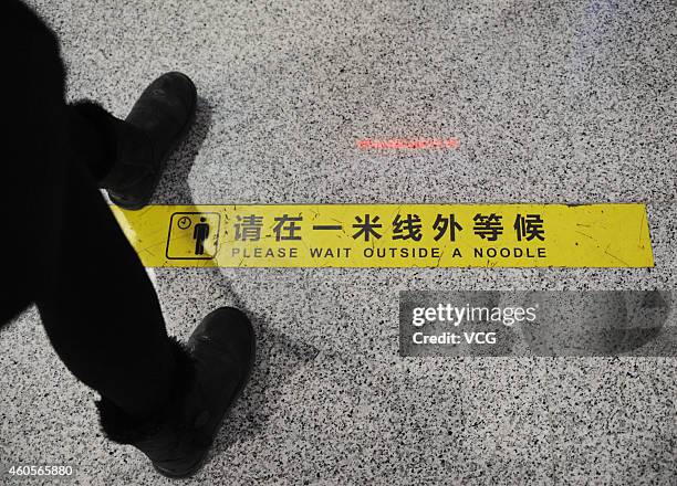 Wait In Line Sign Please Wait Sign Photos and Premium High Res Pictures - Getty Images