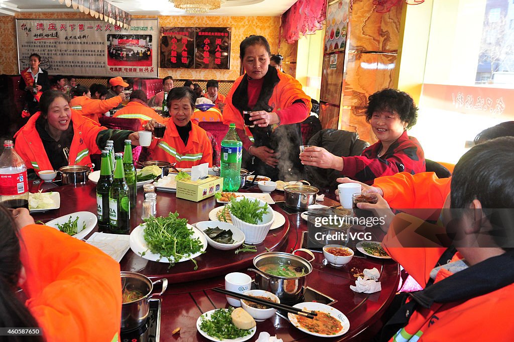 Hot Pot Restaurant Treats Sanitation Workers With Free Meal In Helan