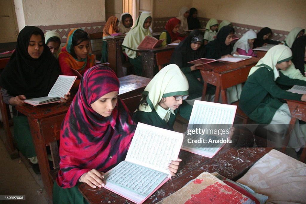 Pakistani school children pray for victims