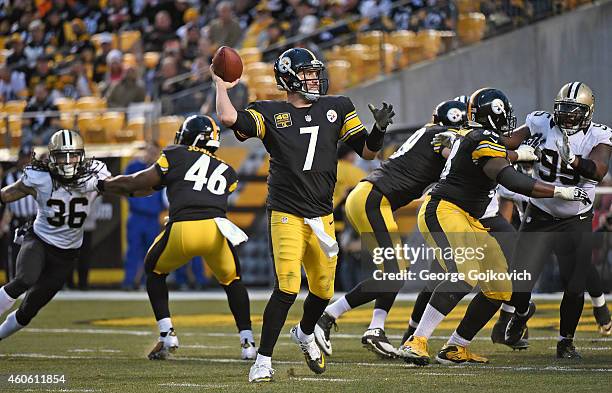 Quarterback Ben Roethlisberger of the Pittsburgh Steelers passes as fullback Will Johnson and offensive lineman Kelvin Beachum block against safety...