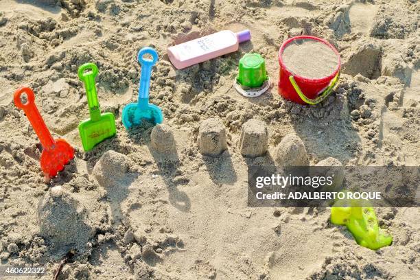 Toys on the sand in Varadero beach, in Matanzas province, on August 14, 2010. AFP PHOTO/ADALBERTO ROQUE / AFP PHOTO / Adalberto ROQUE
