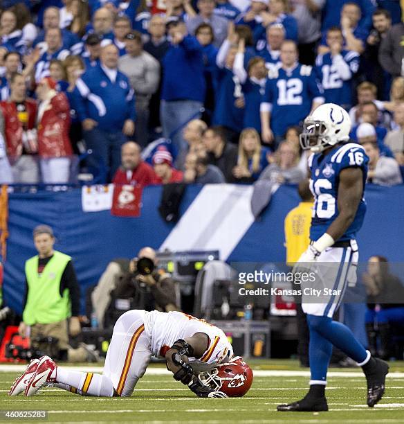 Kansas City Chiefs outside linebacker Justin Houston beats the turf after being injured in the fourth quarter, as Indianapolis Colts wide receiver...