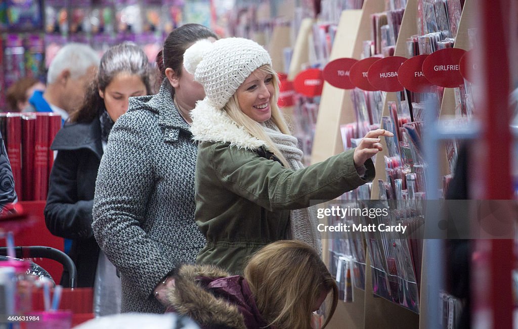 Christmas Shoppers Hunt For Gifts In Bath