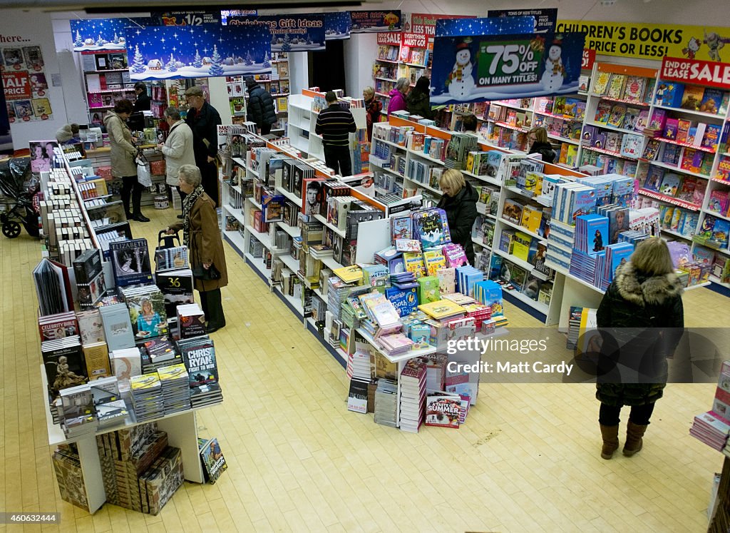 Christmas Shoppers Hunt For Gifts In Bath