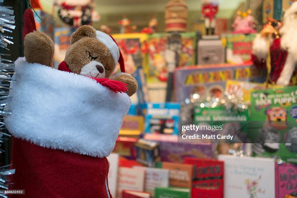 Christmas Shoppers Hunt For Gifts In Bath