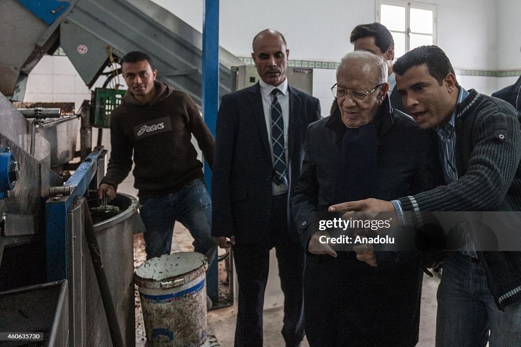 Tunisian presidential candidate Essebsi visits Takrouna village of the Enfidha