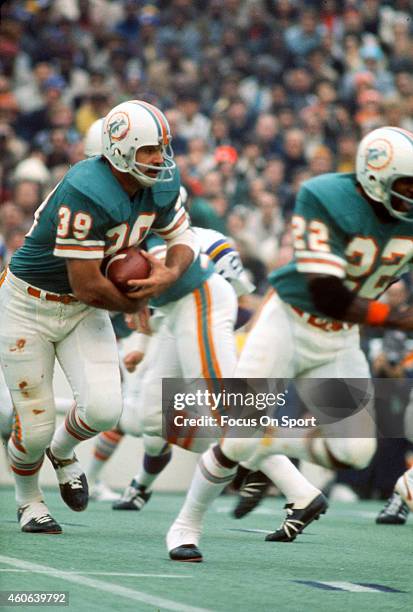 Larry Csonka of the Miami Dolphins carries the ball against the Minnesota Vikings during Super Bowl VIII at Rice Stadium January 13, 1974 in Houston,...