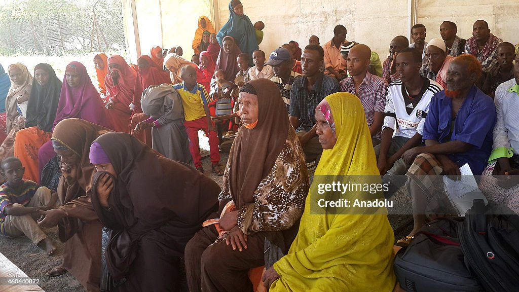 Somali refugees head home from Kenya