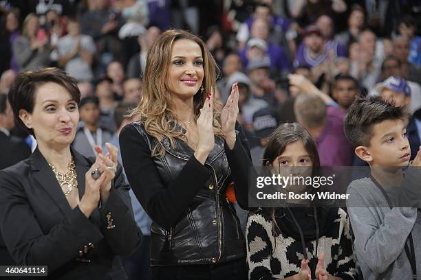 https://media.gettyimages.com/id/460641114/photo/aleka-kamila-watches-as-her-husband-peja-stojakovic-has-his-jersey-retired-during-haltime.jpg?s=612x612&w=gi&k=20&c=QrBSgoj3N-CGe7LFtu78epblm2ezsDvN3nMWErgqKlI=