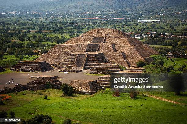 pirámide de la luna - teotihuacán - mexico state stock pictures, royalty-free photos & images