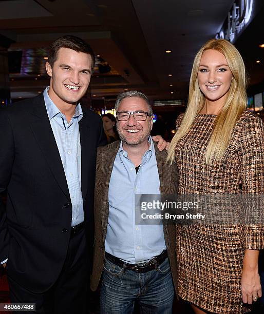 51 Survivor Season 29 Power Couple Jaclyn Schultz And Jon Misch Meet And  Greet At The D Las Vegas Stock Photos, High-Res Pictures, and Images -  Getty Images