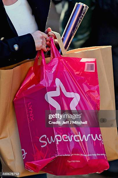 Shoppers look for Christmas gifts on the Buchanan street on December 19, 2014 in Glasgow,Scotland. With less than a week until Christmas, traditional...