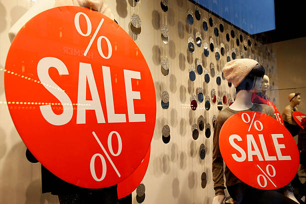 DEU: Retailers Hope For Strong Christmas Shopping Season